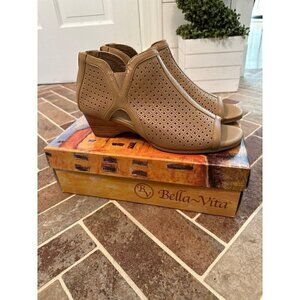 Bella Vita Tan Booties size 9 NWB